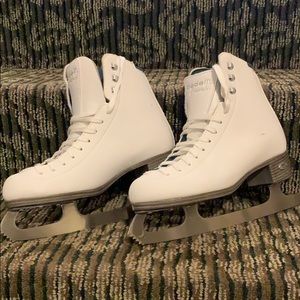 Riedell women’s size 7 emerald ice skates.